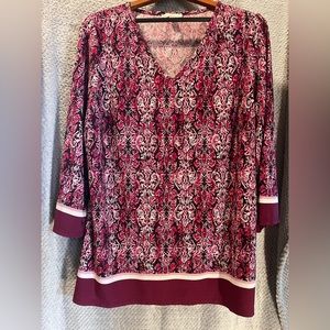 EUC 3/$20 Est. 1962 maroon V neck 3/4 sleeve in romantic reds and pinks